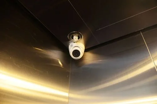 Video hài camera quan sát trong thang máy